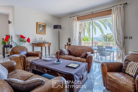 Villa d&rsquo;architecte avec piscine, patio central, dépendances et vue dégagée