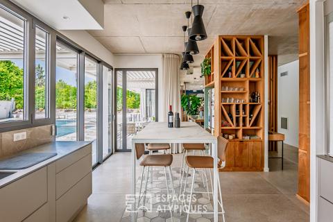 Morceau d&rsquo;architecture brut et vitré, la vie dedans dehors