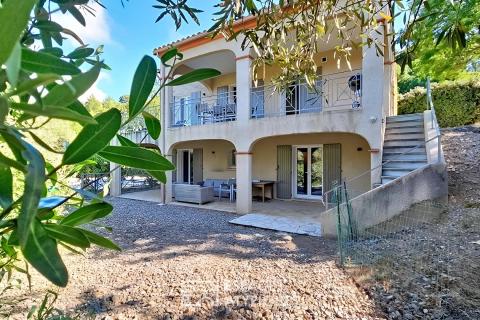Villa contemporaine avec piscine et vue dégagée