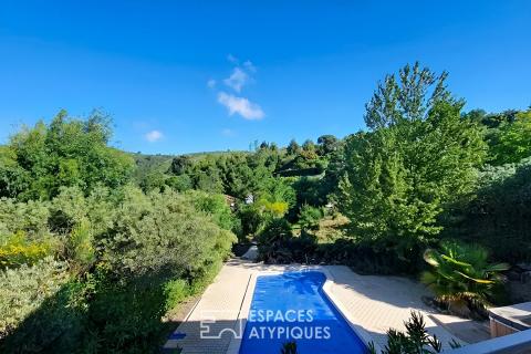 Villa contemporaine avec piscine et vue dégagée