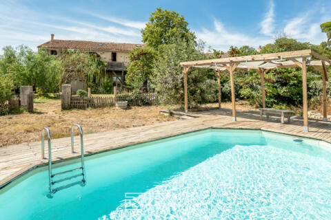 Ancienne cave réhabilitée en loft avec piscine et fort potentiel