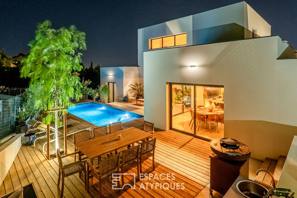 Villa d'architecte neuve aux volumes spectaculaires et piscine effet Bali