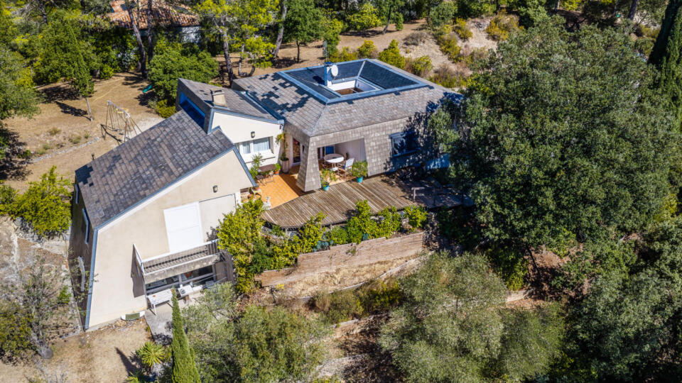 Maison d'architecte Koh-i-Noor au coeur d'un écrin boisé à Palaja