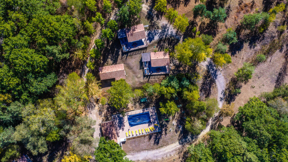 Domaine touristique avec chalets et lacs privés