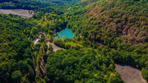 Domaine touristique avec chalets et lacs privés