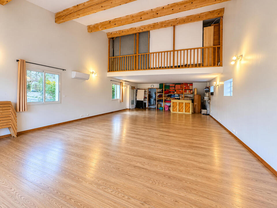 Lieu atypique de 199 m² avec vaste espace professionnel et terrasses à Limoux
