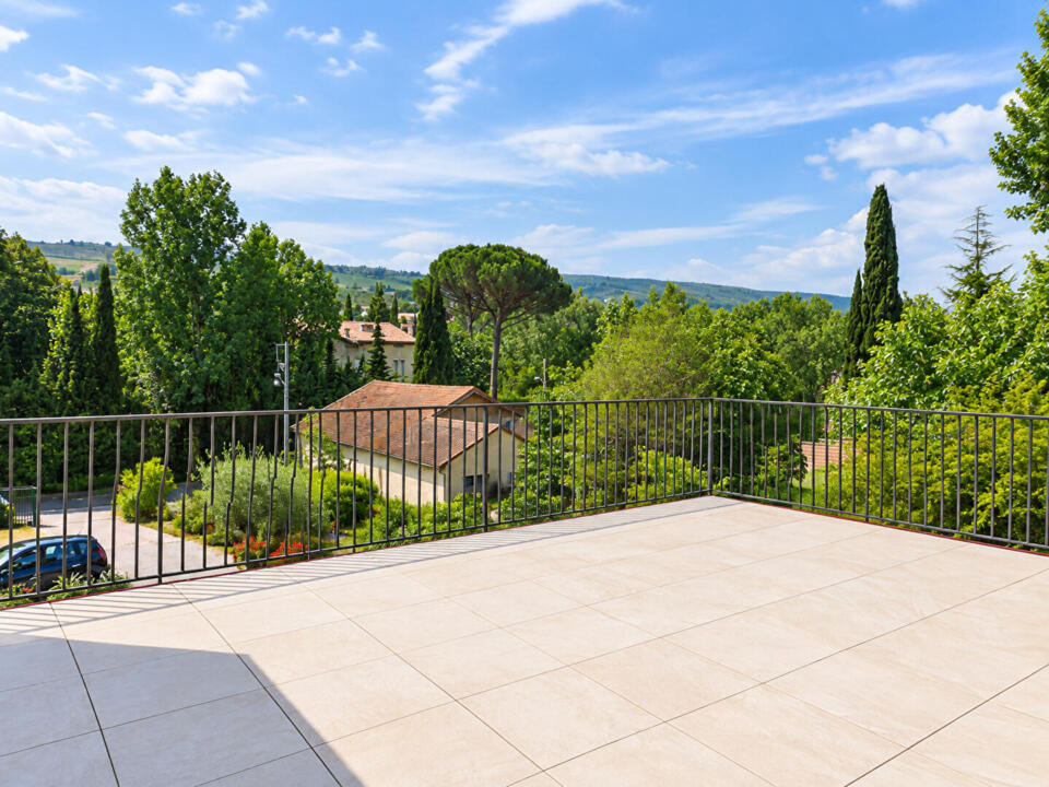 Lieu atypique de 199 m² avec vaste espace professionnel et terrasses à Limoux