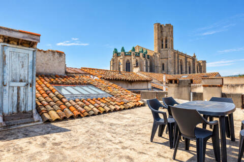 Property complex: 2 and 3-bedroom apartments with terraces