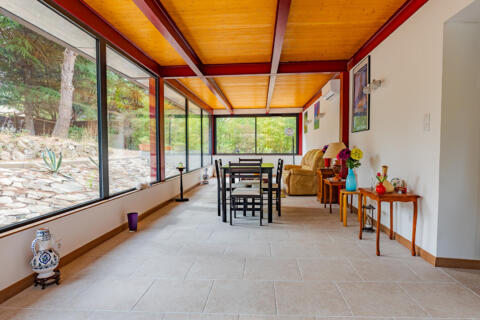 Maison années 80 avec véranda, double garage, jardin et piscine