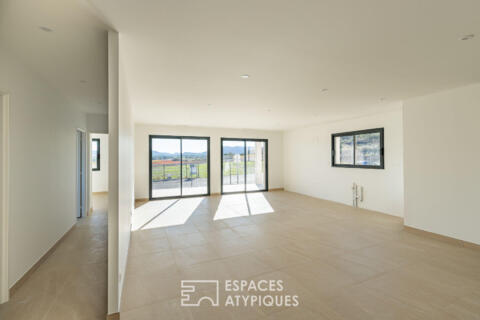 Maison neuve de plain-pied : confort moderne et cadre nature