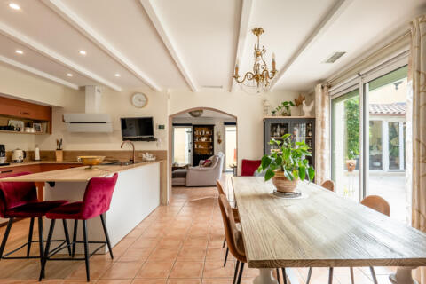 Villa de plain-pied entre jardin et piscine