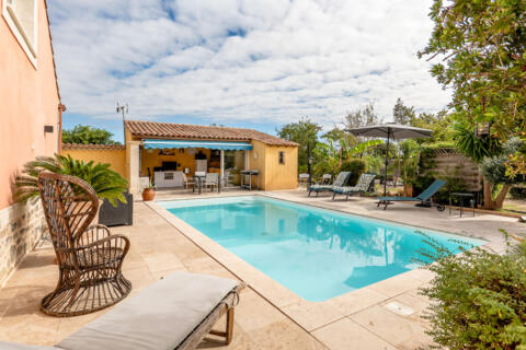 Villa de plain-pied entre jardin et piscine