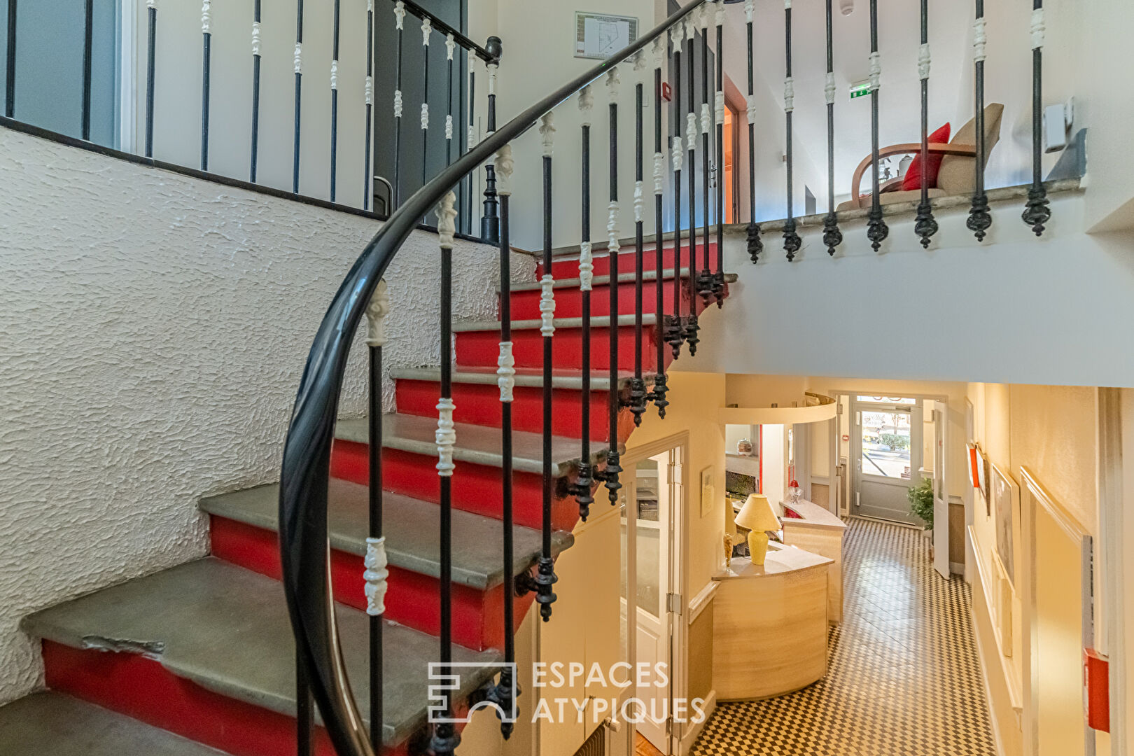 Bien immobilier et fond de commerce avec terrasse intimiste à Lagrasse – 7 chambres – 390m2