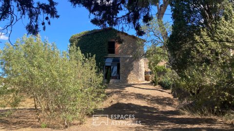 Former wine cellar for rehabilitation project, with breathtaking views of the Corbières massif