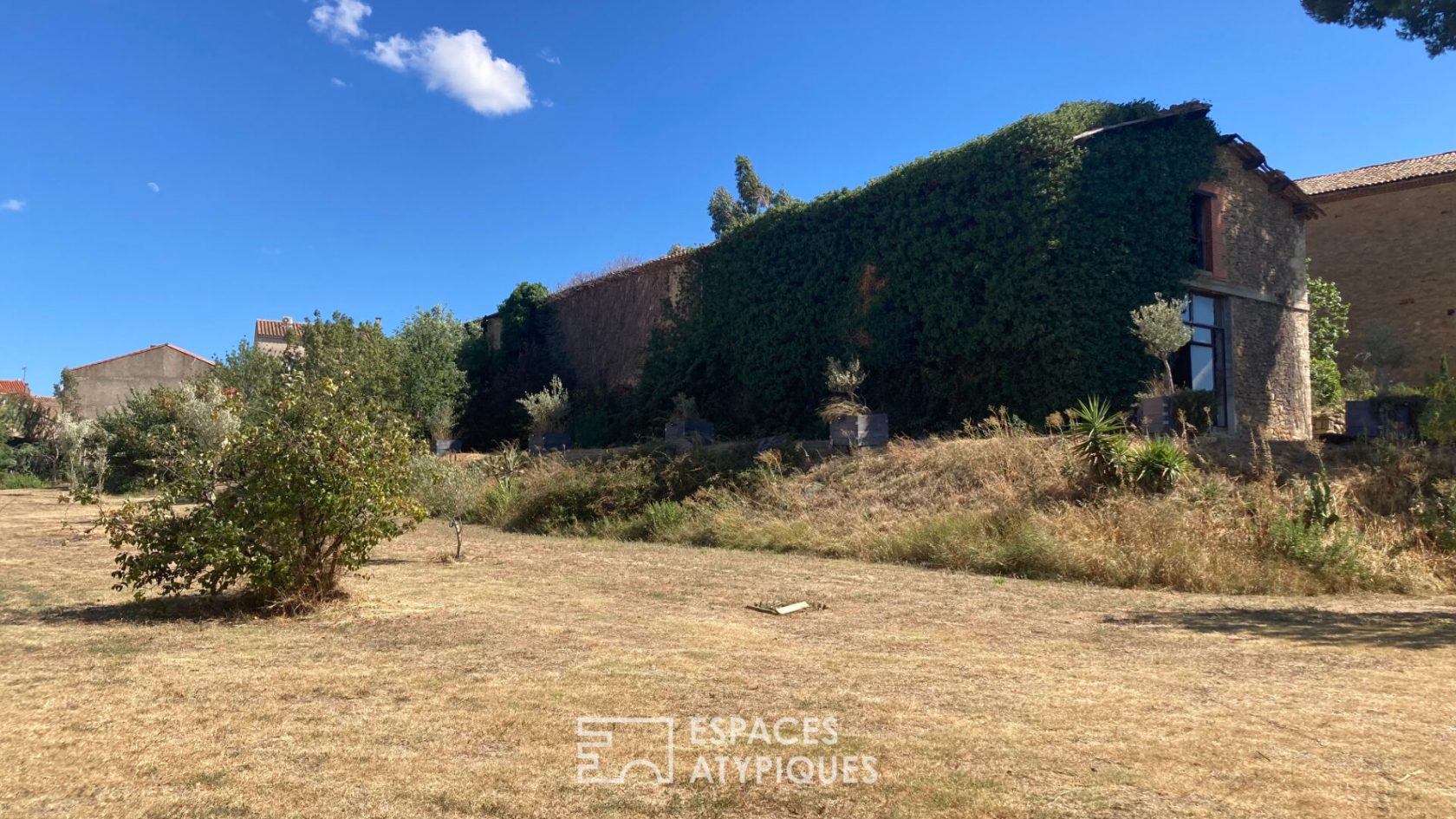 Former wine cellar for rehabilitation project, with breathtaking views of the Corbières massif