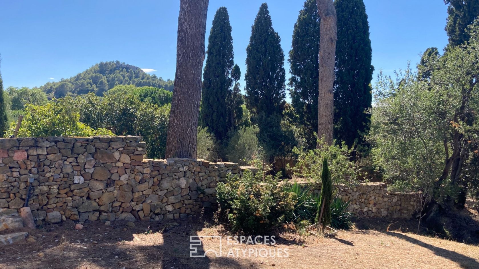 Former wine cellar for rehabilitation project, with breathtaking views of the Corbières massif