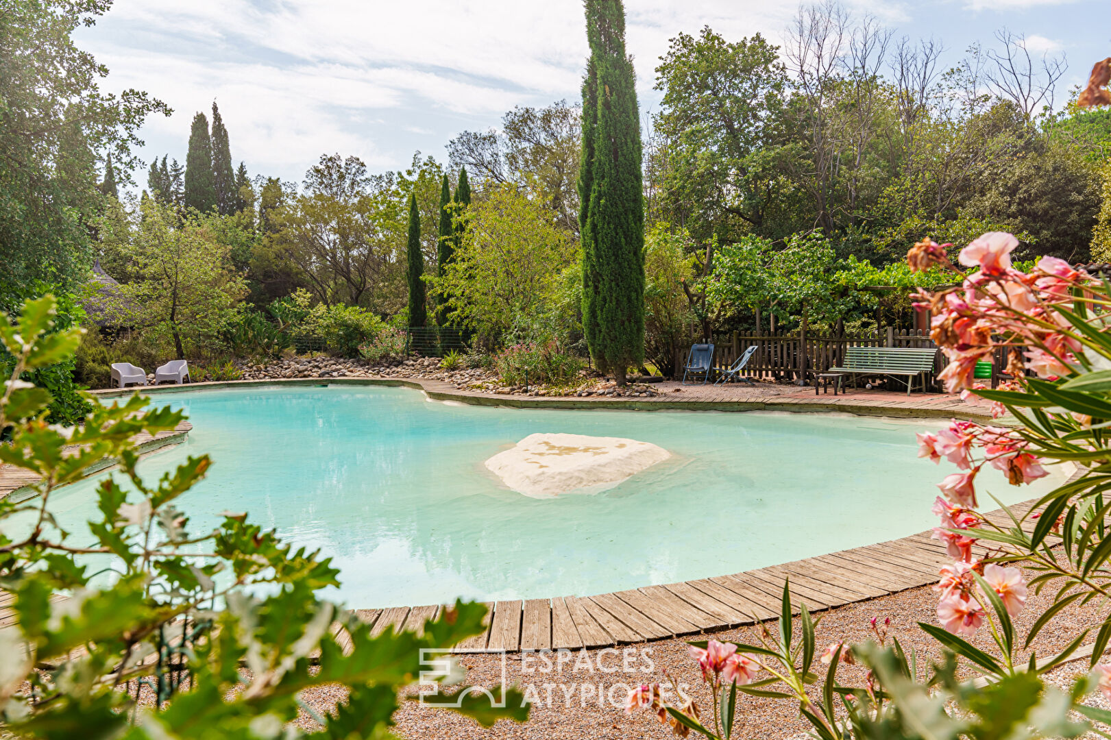 Charming farmhouse with swimming pool, artist’s studio and outbuilding