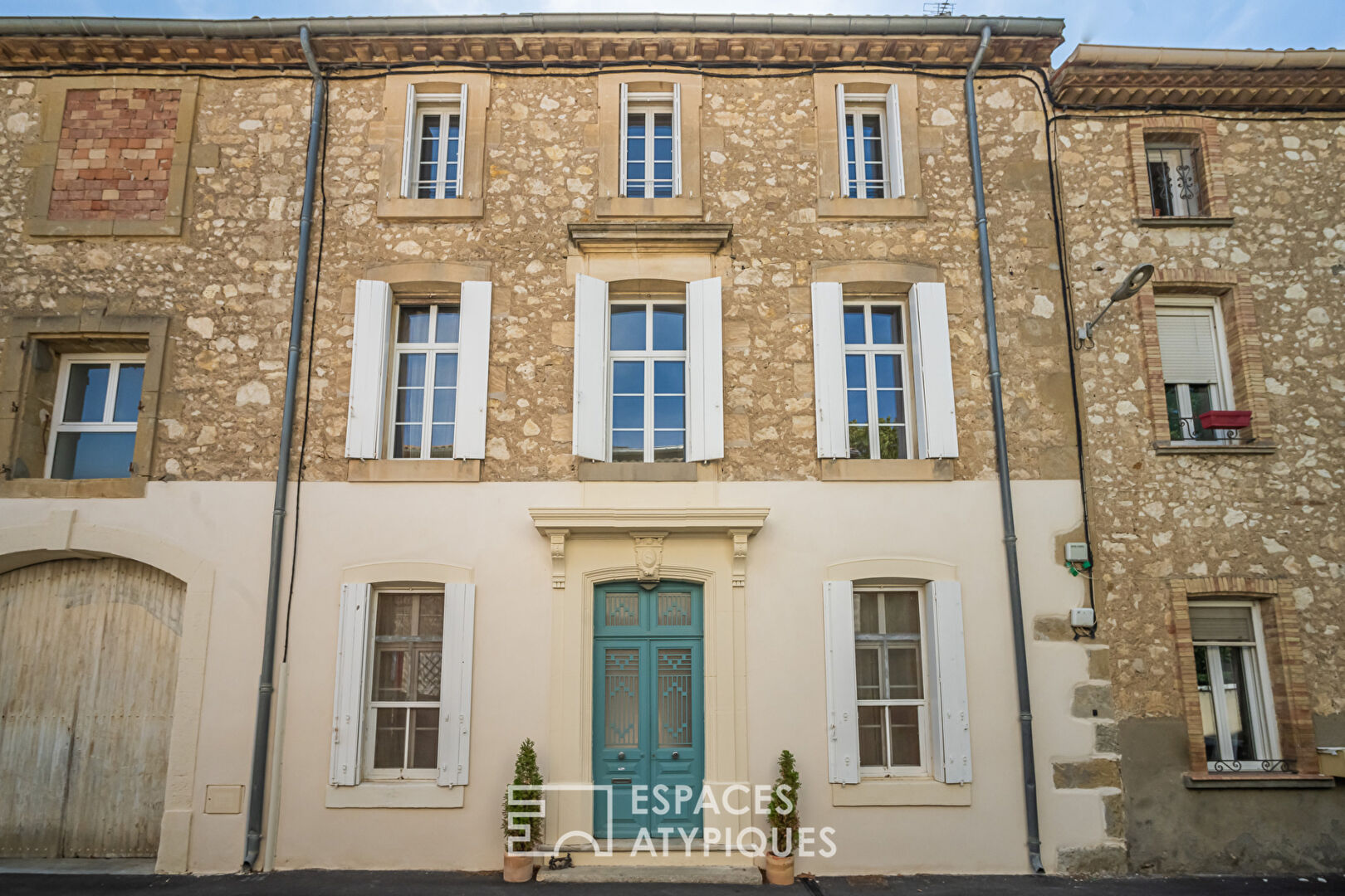 Maison de village et ses dépendances aux abords de la Clape