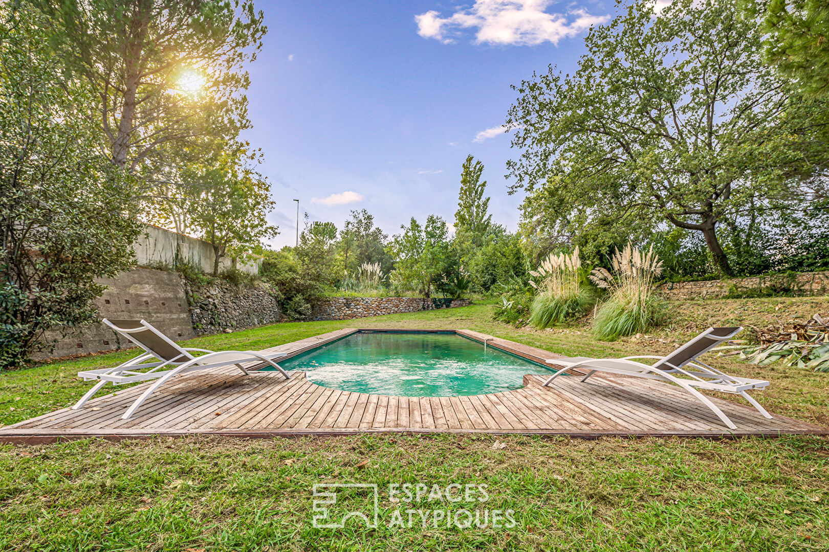 19th century estate with its outbuildings and swimming pool