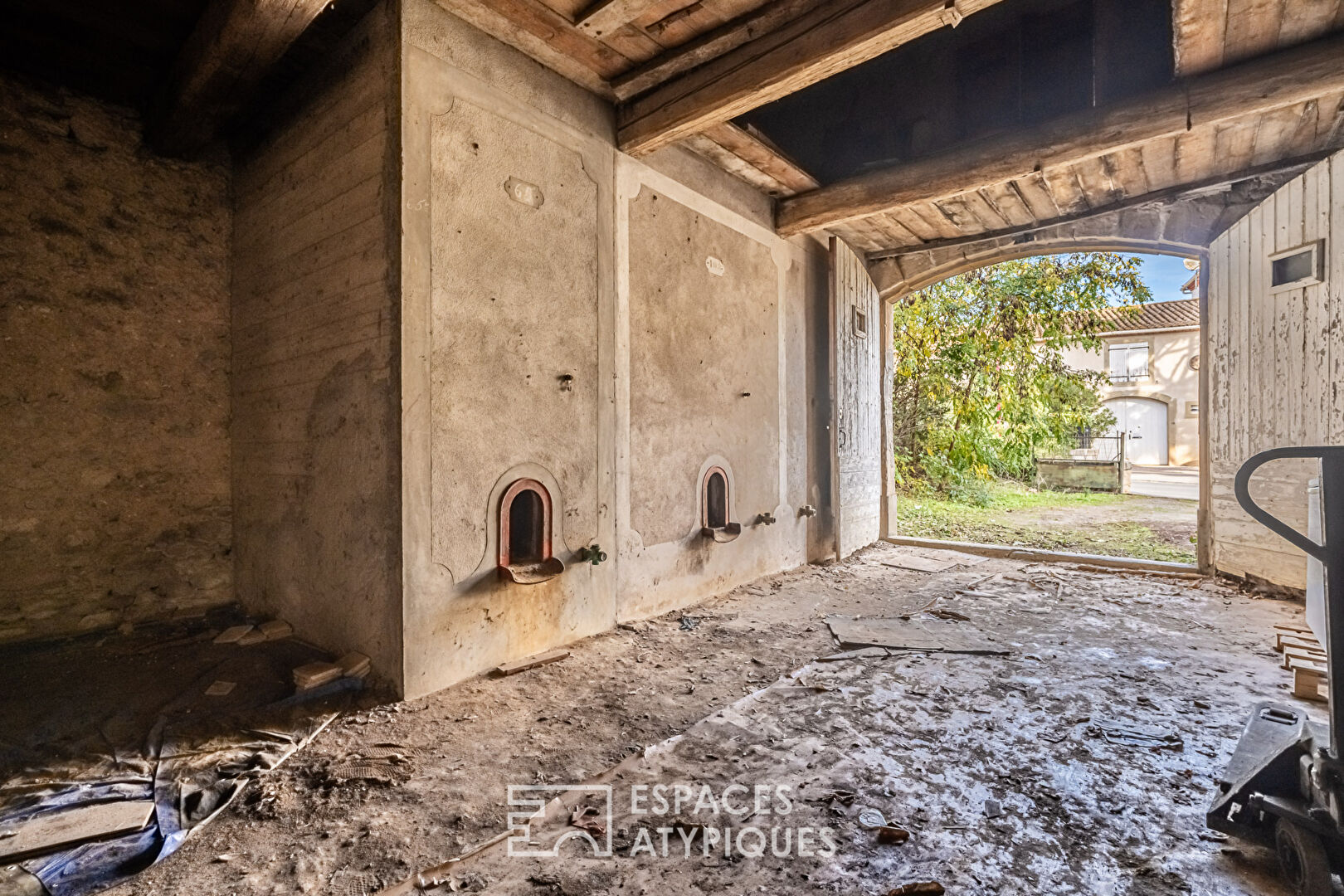 Maison de Maître à rénover avec ancienne cave dans le village