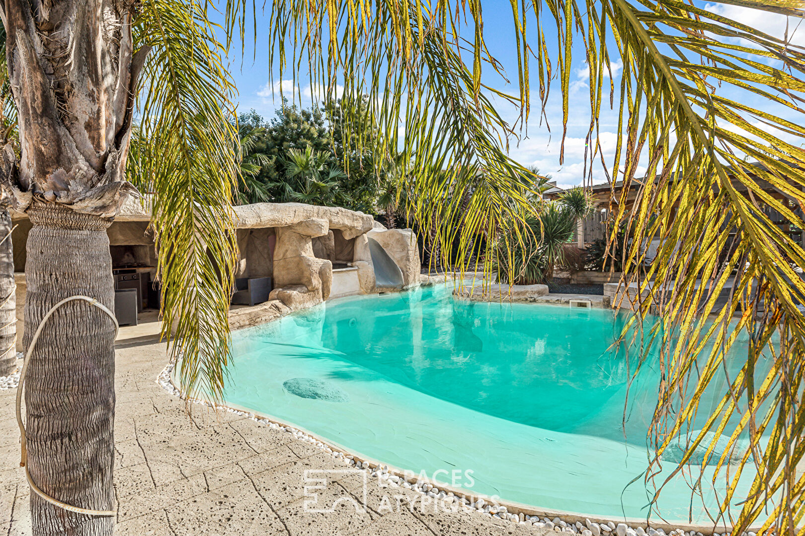 Contemporary house with beach and lagoon swimming pool