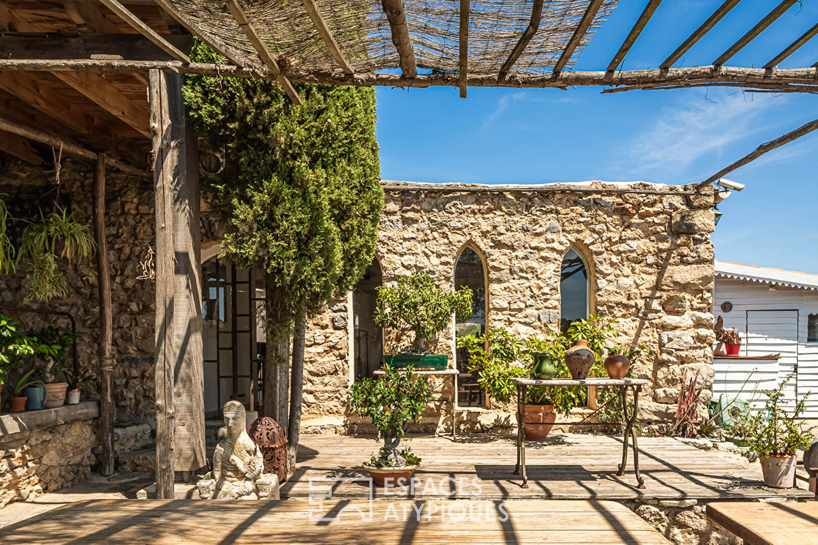 The invincible: Former presbytery nestled on the heights of the fortress -210 m2
