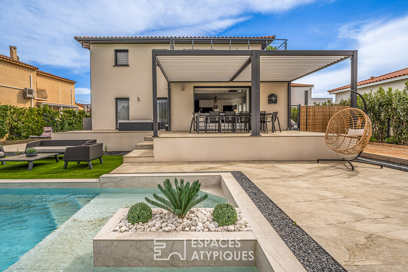 Superbe villa contemporaine avec piscine et jardin paysagé.