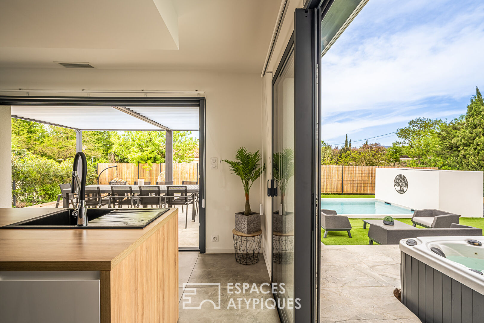 Superbe villa contemporaine avec piscine et jardin paysagé.