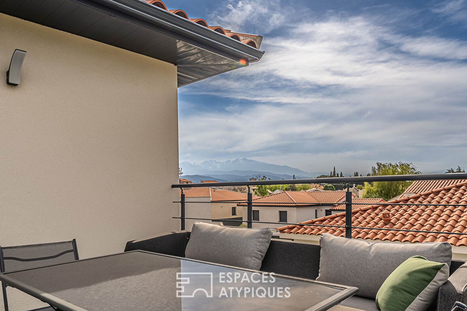 Superbe villa contemporaine avec piscine et jardin paysagé.