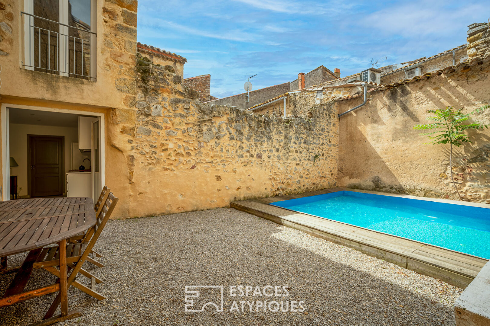 Atypique maison de village en pierres avec cour intérieure et piscine