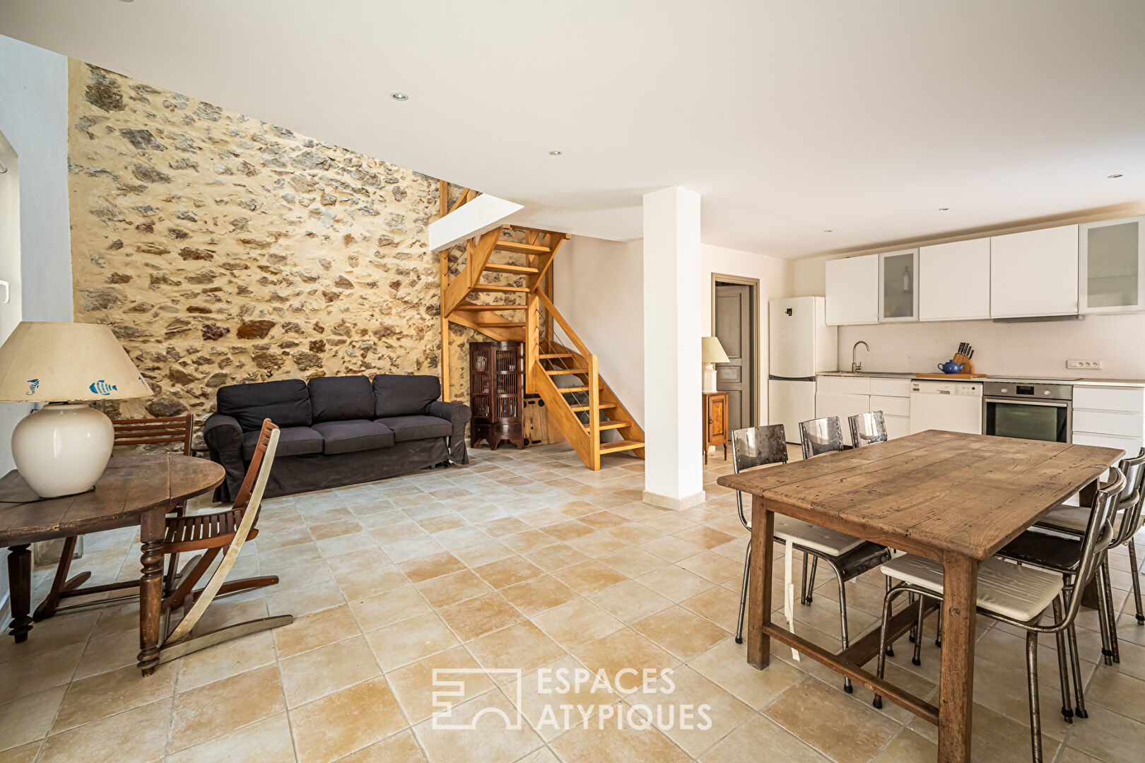 Atypique maison de village en pierres avec cour intérieure et piscine