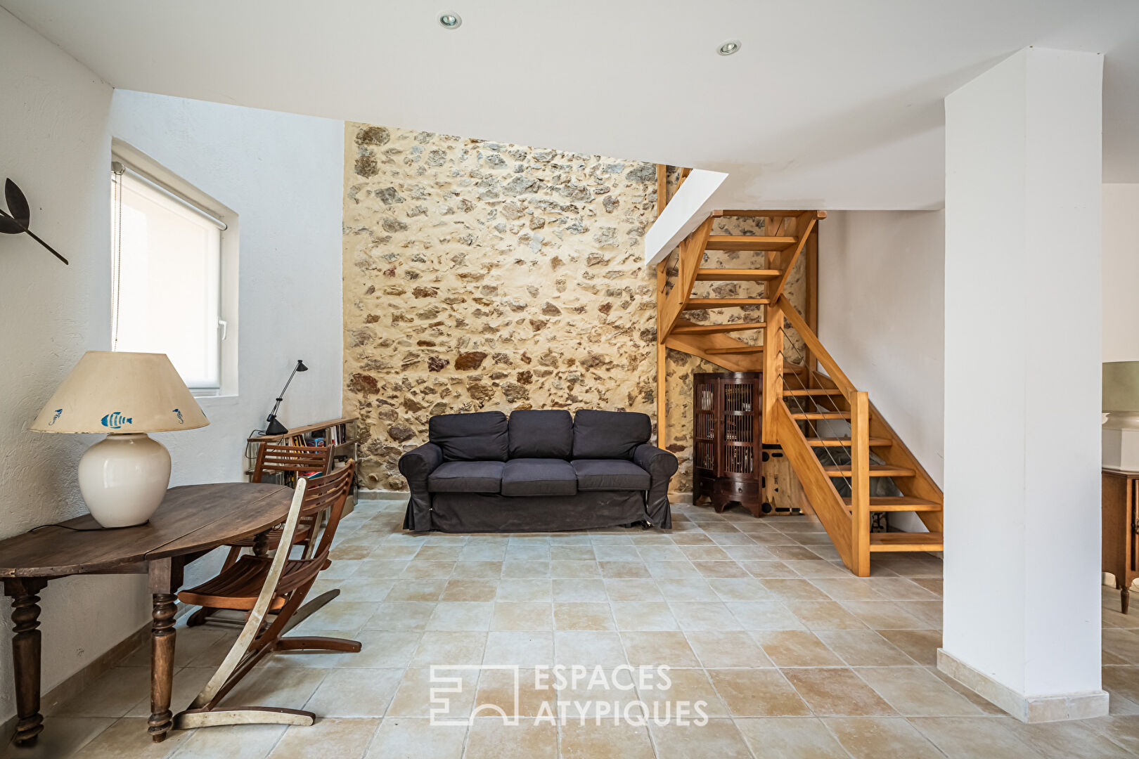 Atypique maison de village en pierres avec cour intérieure et piscine