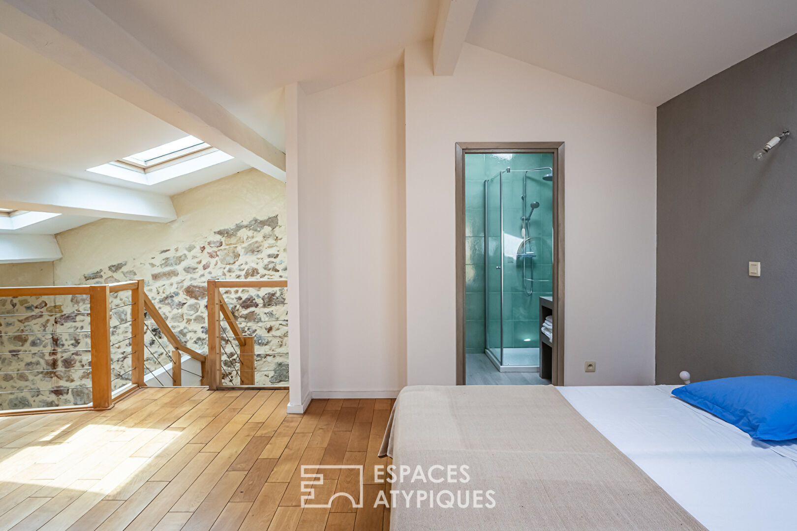 Atypique maison de village en pierres avec cour intérieure et piscine