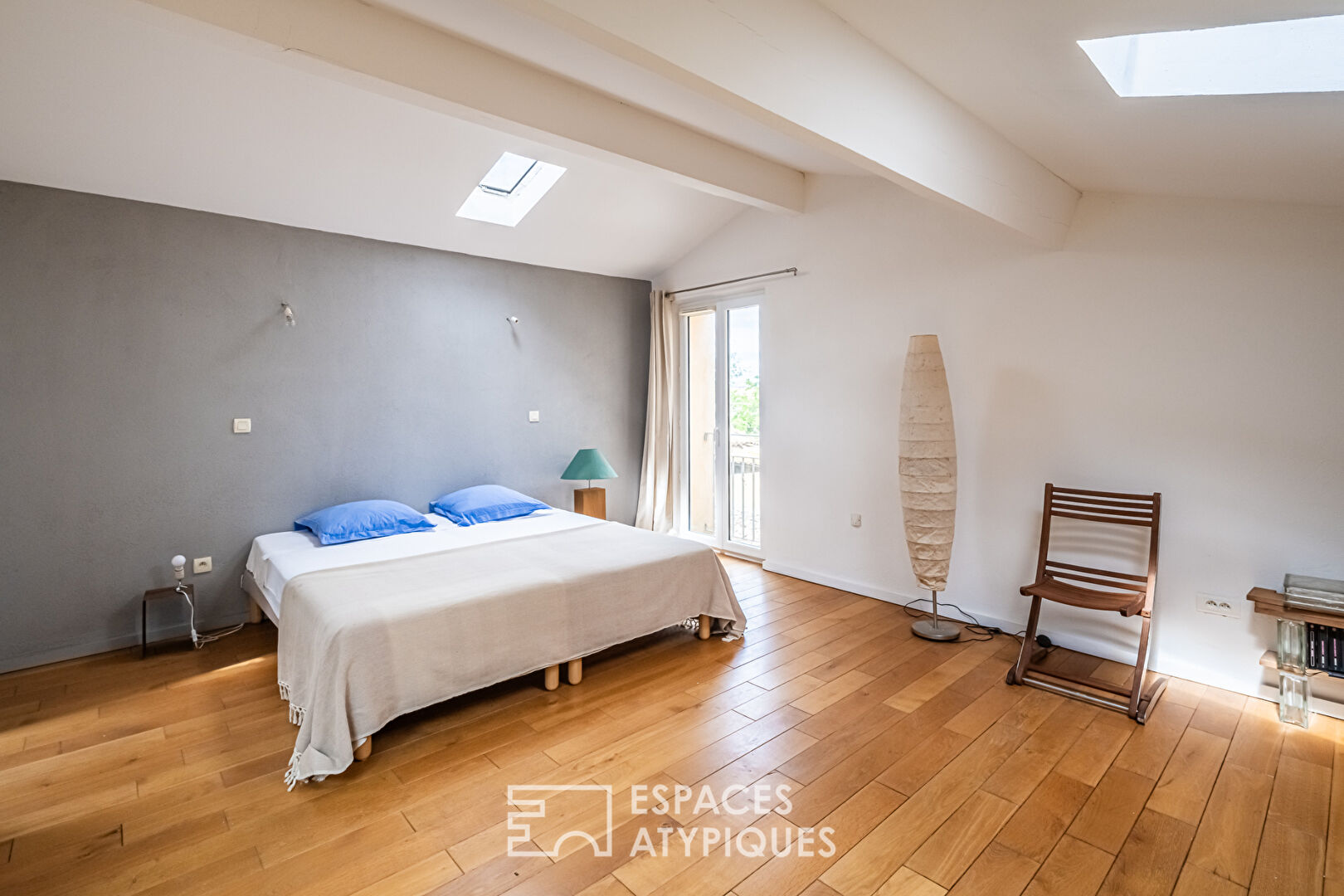 Atypique maison de village en pierres avec cour intérieure et piscine