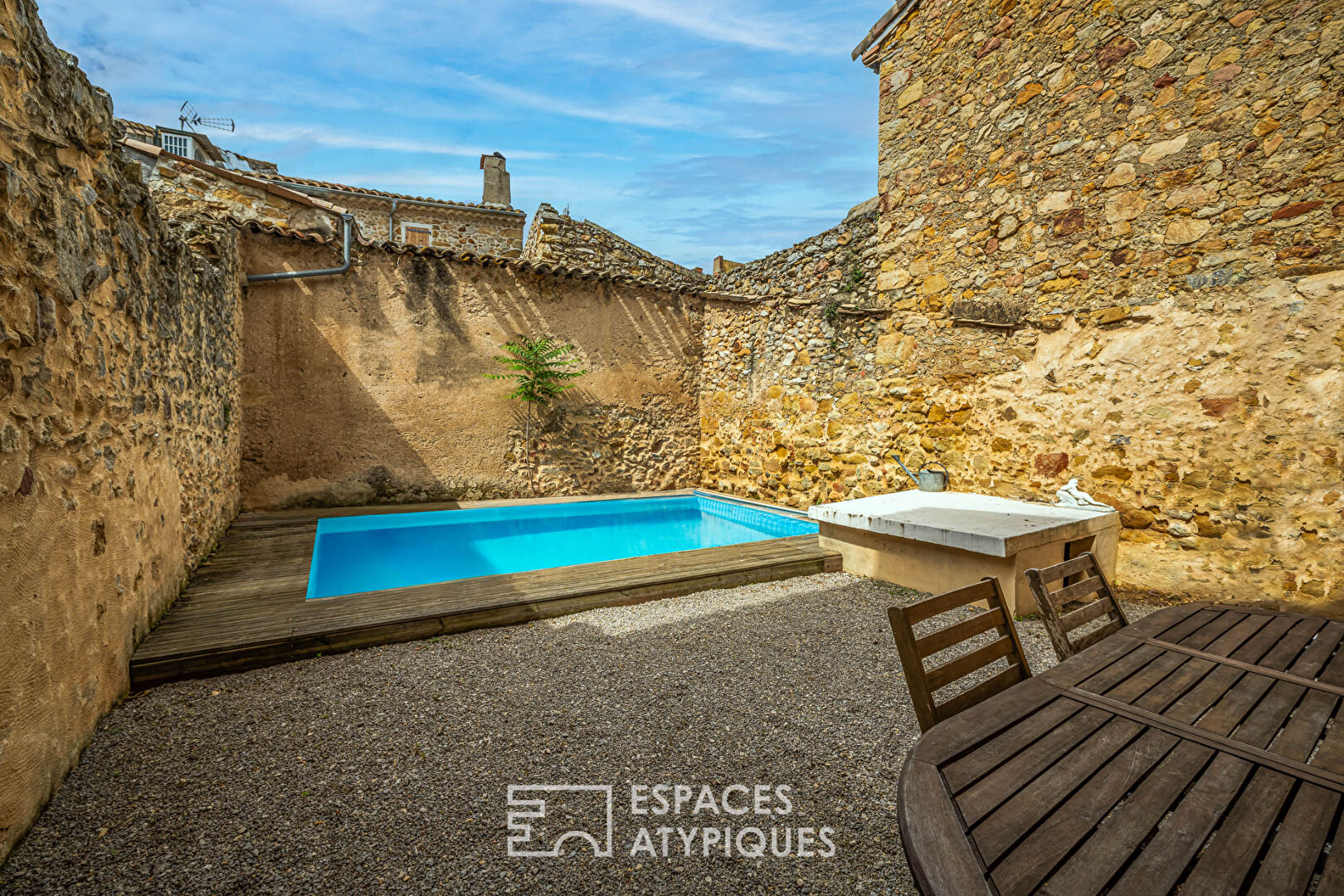 Atypique maison de village en pierres avec cour intérieure et piscine