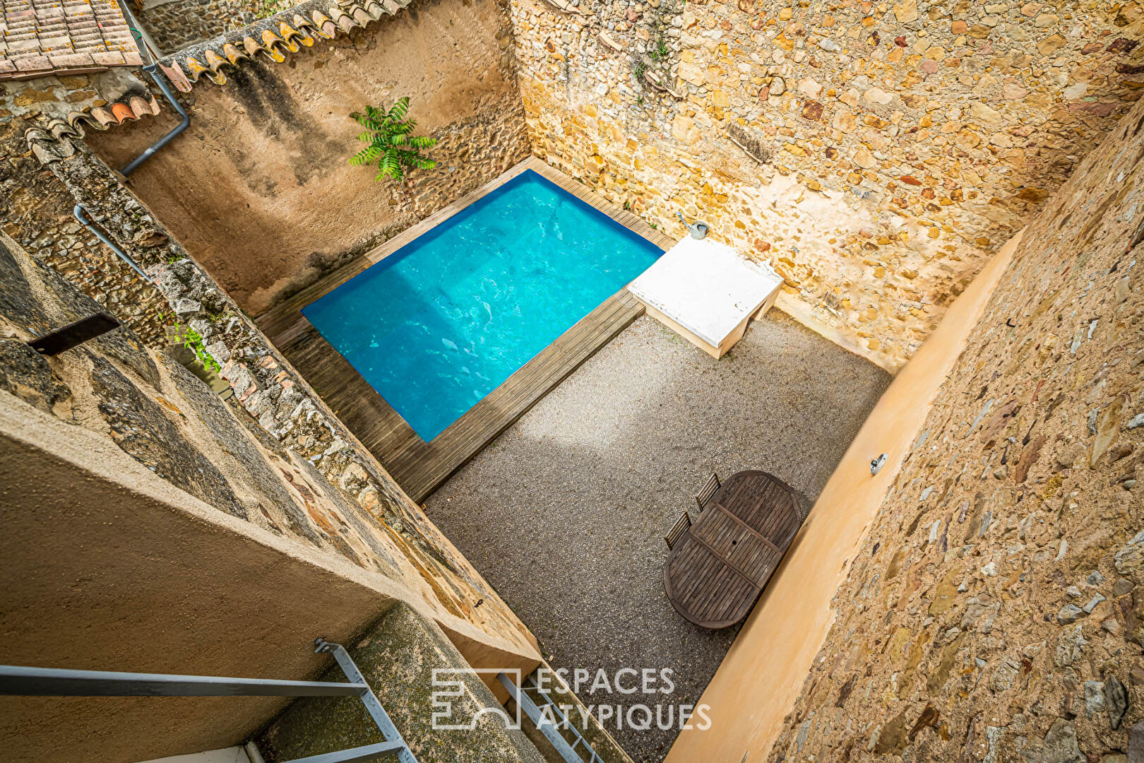 Atypique maison de village en pierres avec cour intérieure et piscine