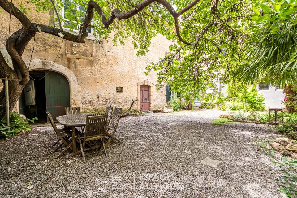 L'accueillante : maison de maître et ses dépendances