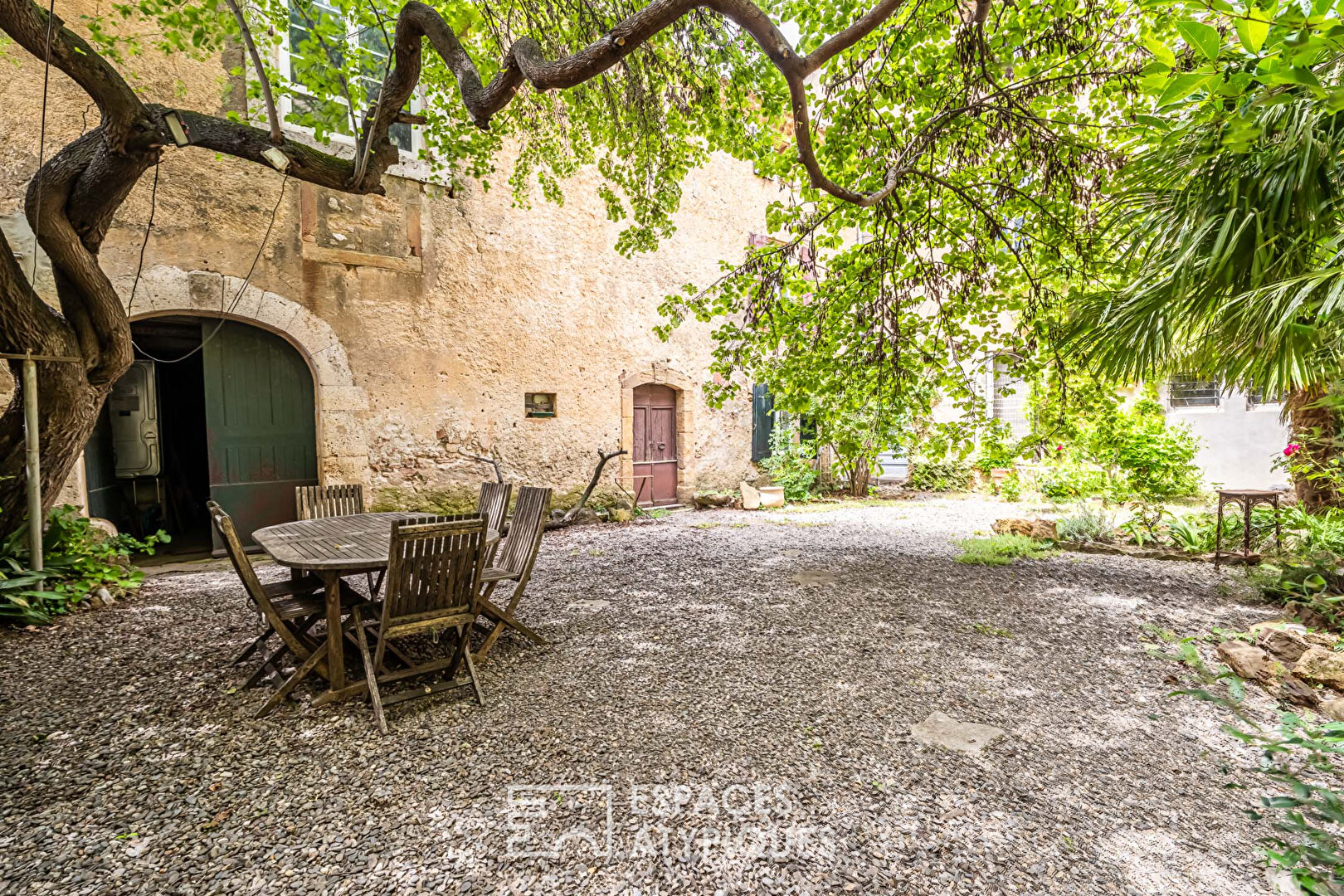 L’accueillante : maison de maître et ses dépendances