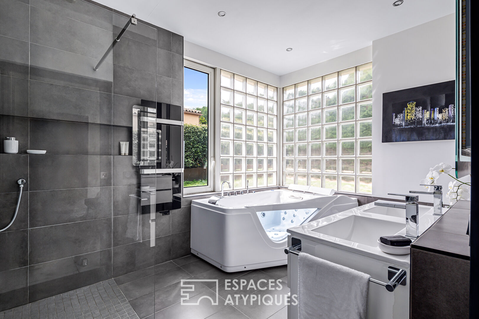 Élégante villa d’architecte et son jardin intimiste