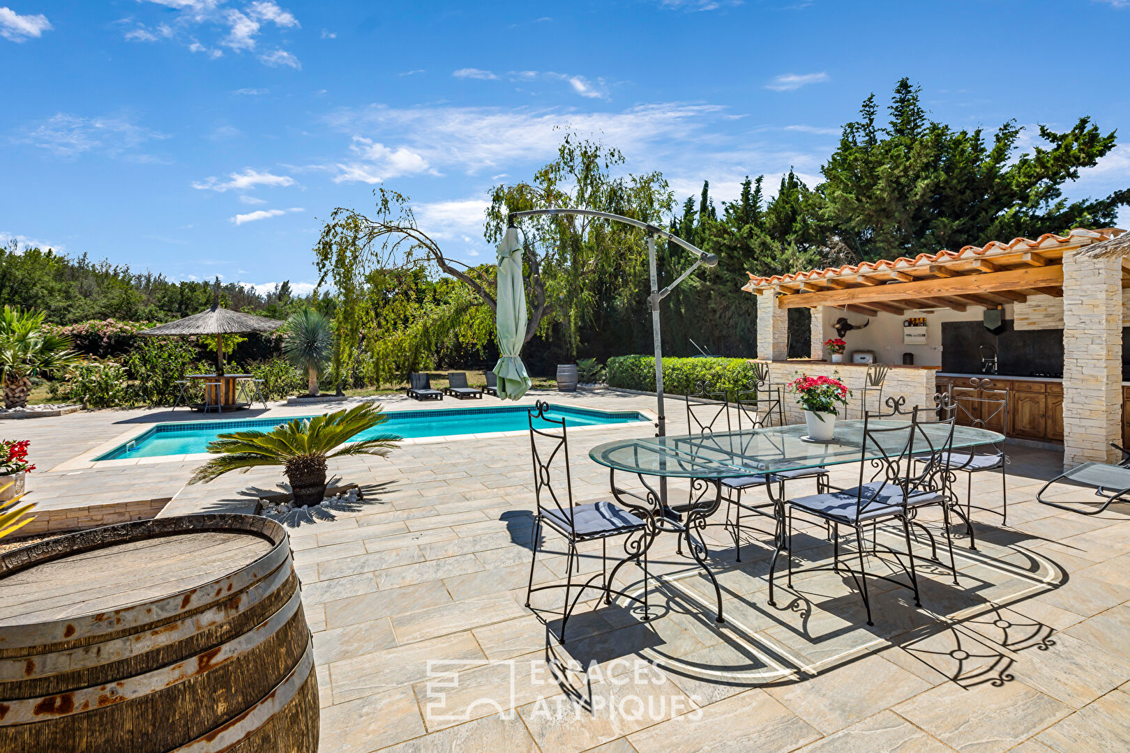 Magnificent property with swimming pool in an enchanting setting
