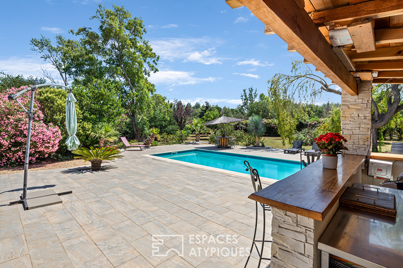 Magnificent property with swimming pool in an enchanting setting