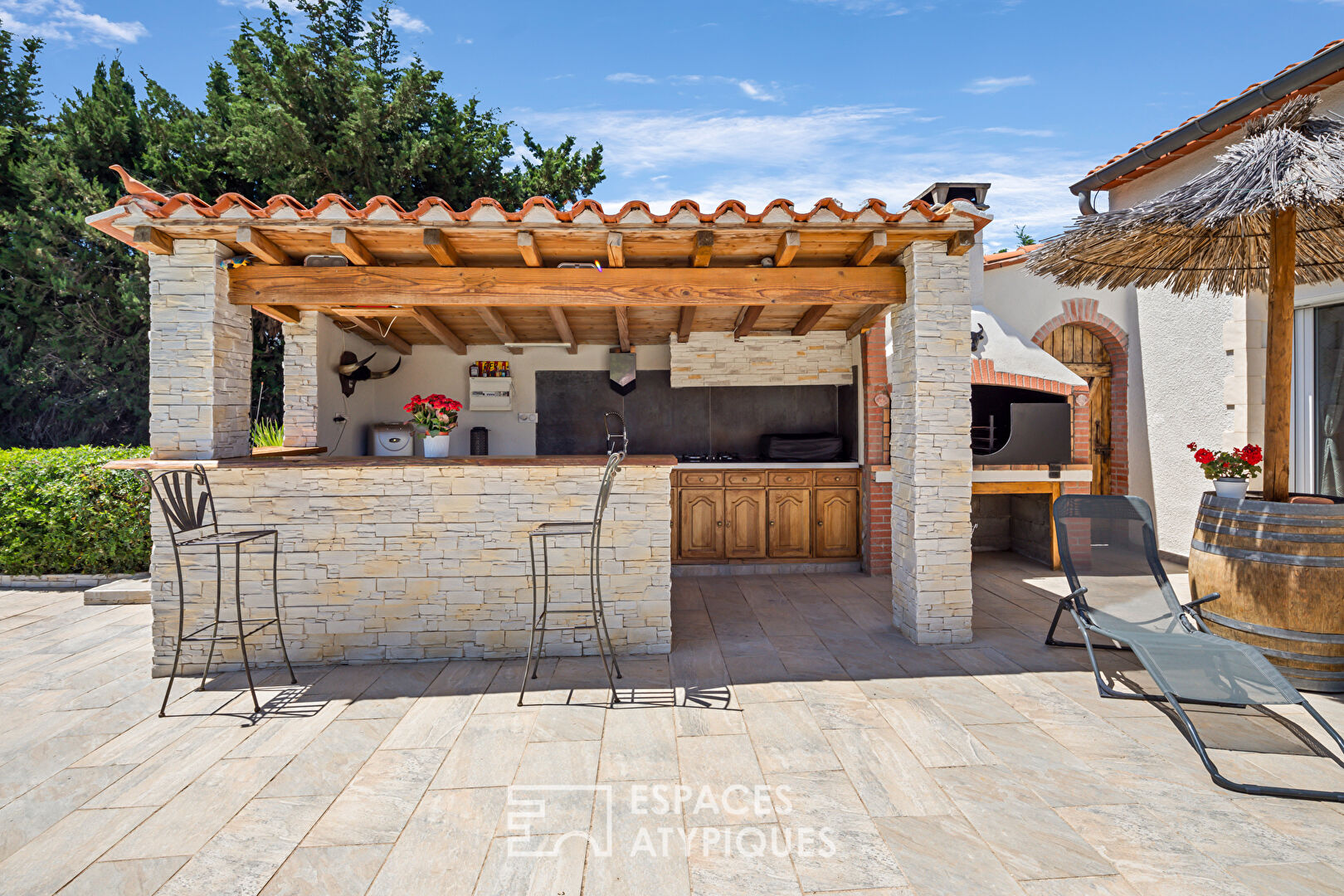 Magnificent property with swimming pool in an enchanting setting