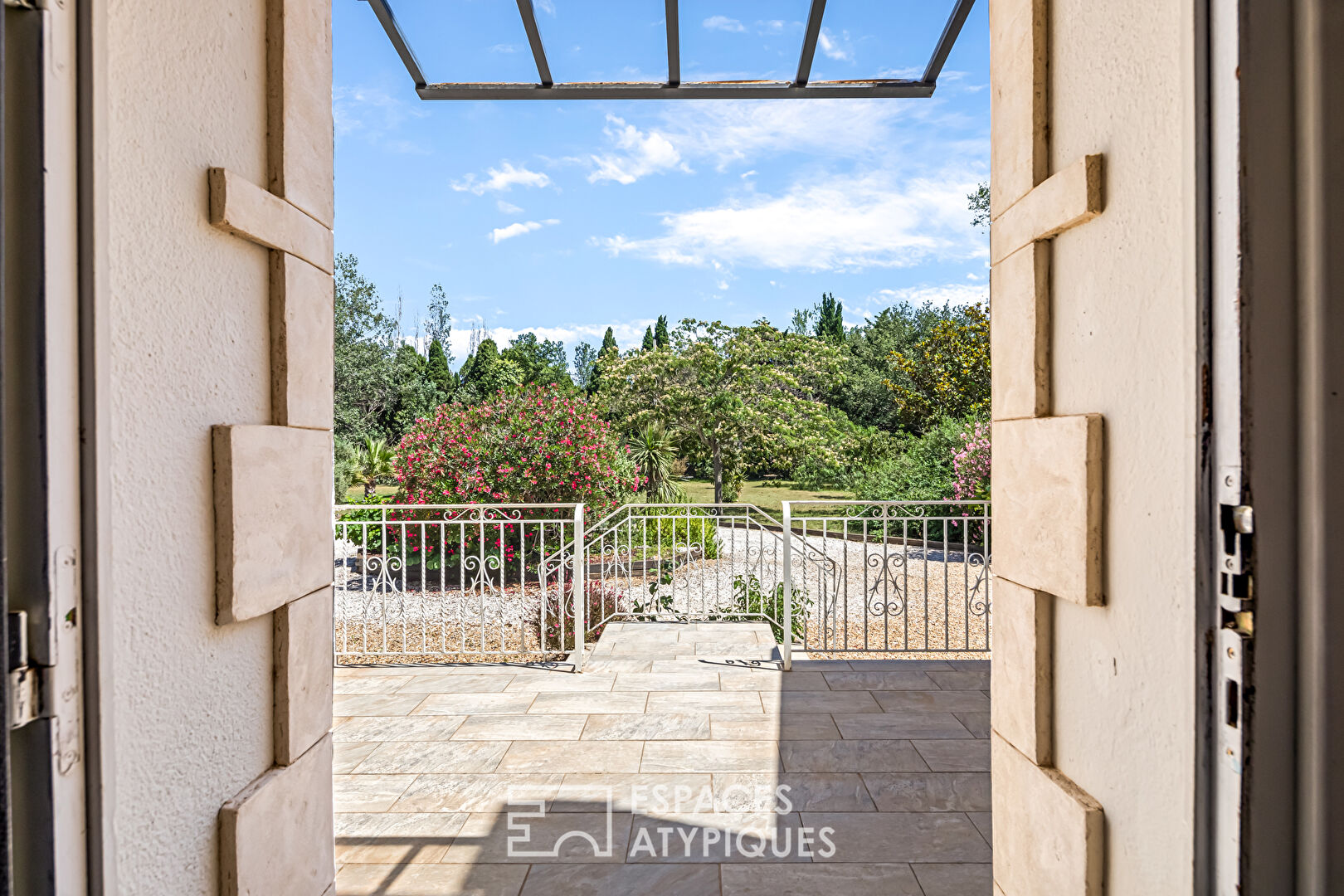 Magnificent property with swimming pool in an enchanting setting
