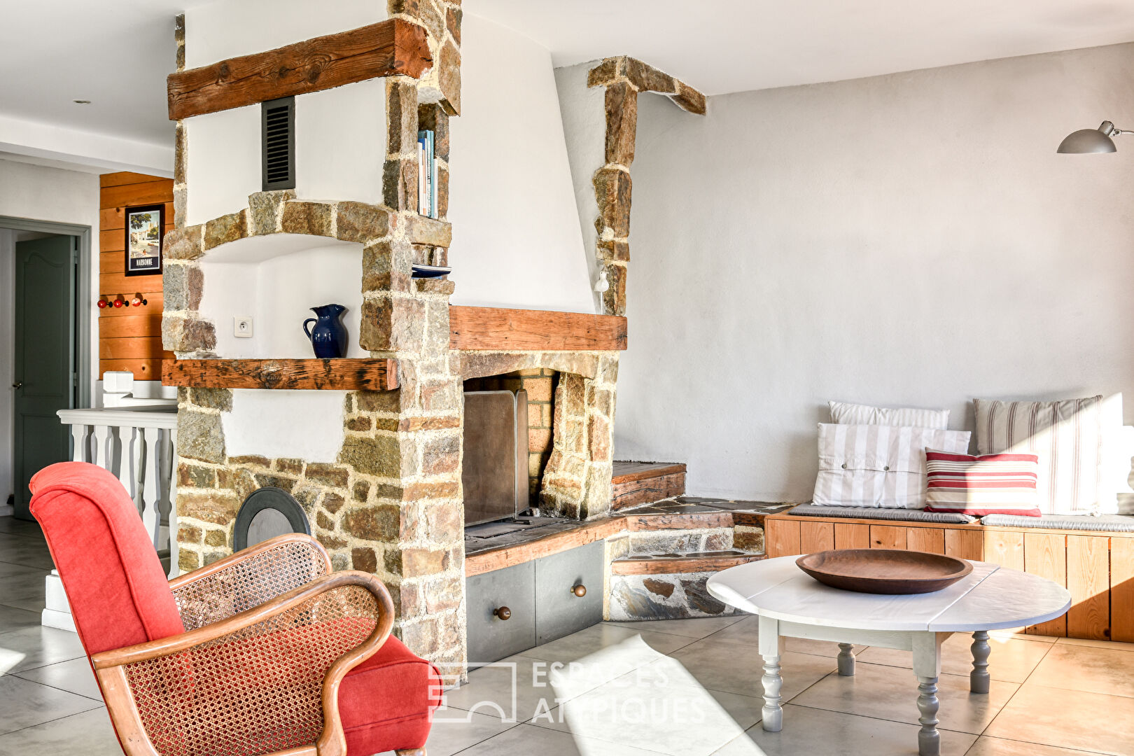 Renovated property and its 2 apartments with remarkable panorama over the ponds