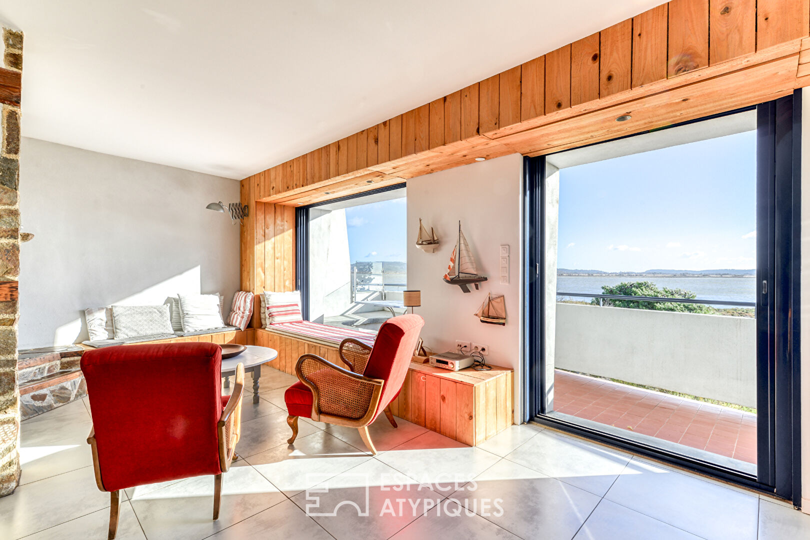 Renovated property and its 2 apartments with remarkable panorama over the ponds