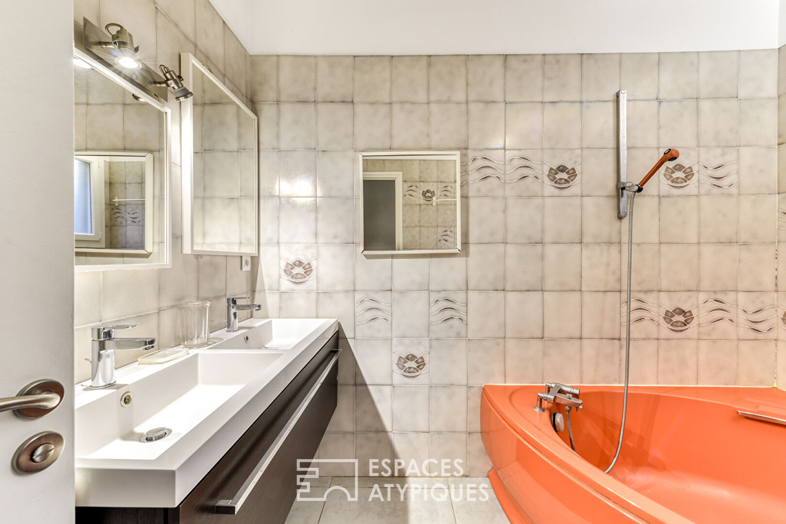 Renovated property and its 2 apartments with remarkable panorama over the ponds