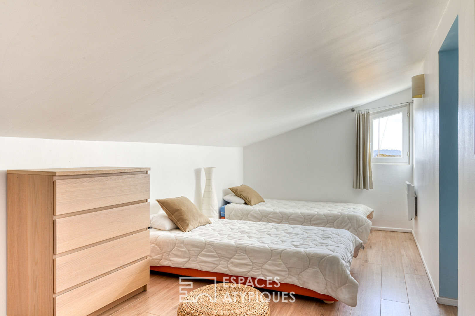 Renovated property and its 2 apartments with remarkable panorama over the ponds