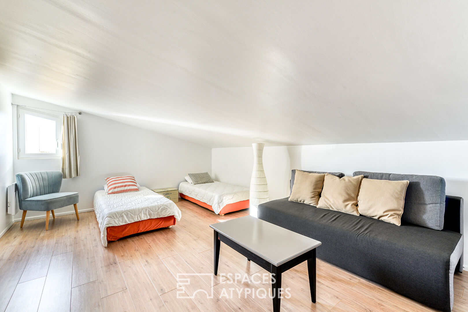 Renovated property and its 2 apartments with remarkable panorama over the ponds