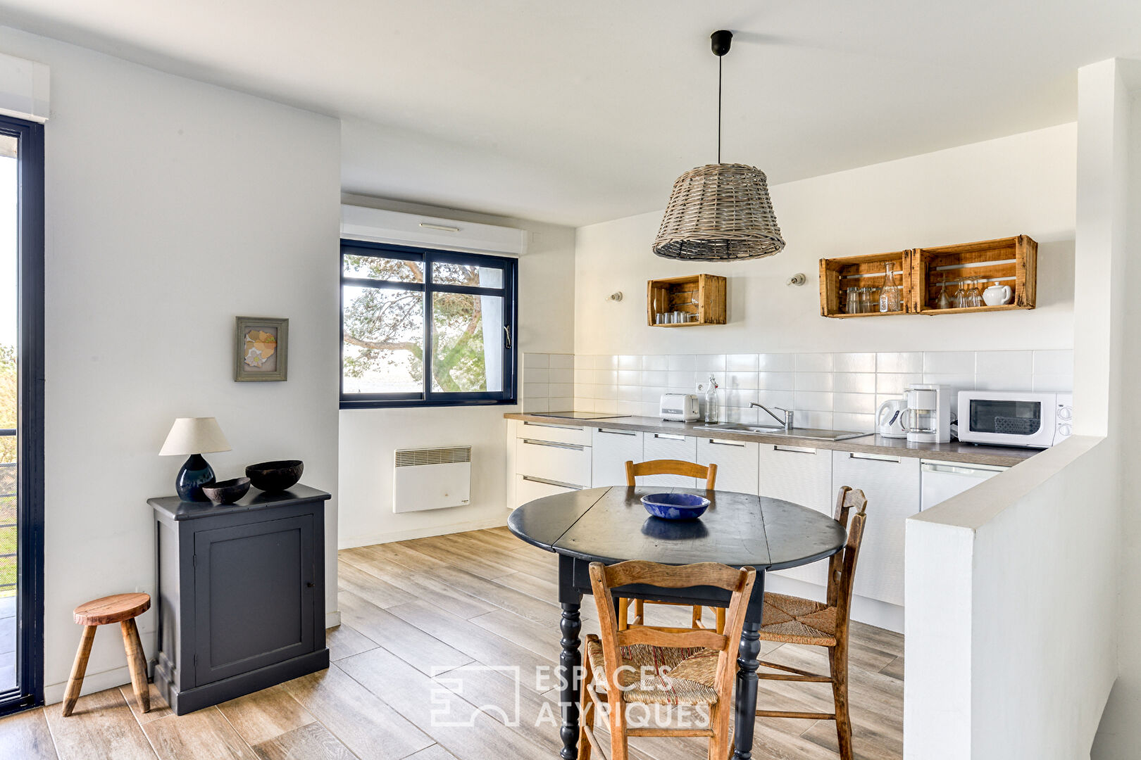 Renovated property and its 2 apartments with remarkable panorama over the ponds