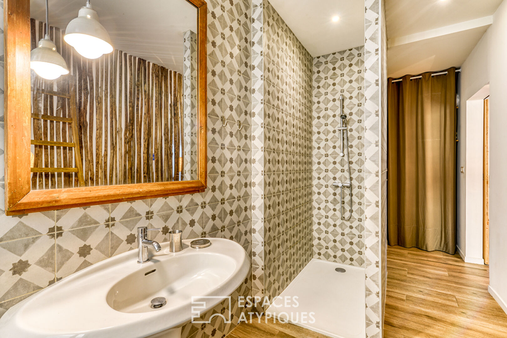 Renovated property and its 2 apartments with remarkable panorama over the ponds